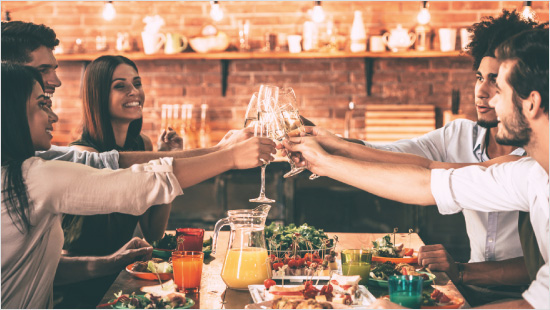 Damit ist er eine echte Alternative zu Sekt und eignet sich bestens zum Anstoßen und Genießen bei jeder Gelegenheit.