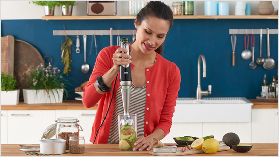 … je nach ausgeübtem Druck nach oben und unten, wodurch Du 40 % weniger Kraftaufwand benötigst als bei Braun Stabmixern ohne die neue Technologie. 