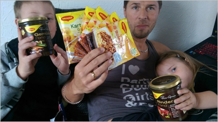 Mit der Familie auspacken.