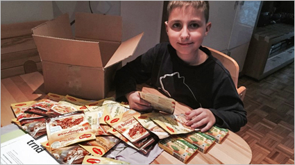 Nach dem Auspacken werden die Produkte genau unter die Lupe genommen.