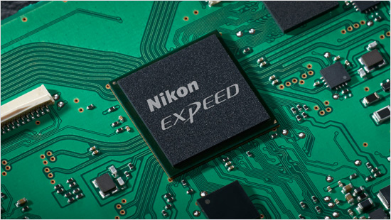 Die Bildverarbeitungs-Engine EXPEED 5 verarbeitet die hohen Datenmengen des Bildsensors sehr schnell und ermöglicht eine hohe Schreibgeschwindigkeit.