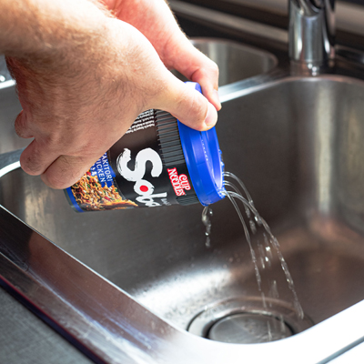 Wasser durch die Löcher im Deckel abgießen.