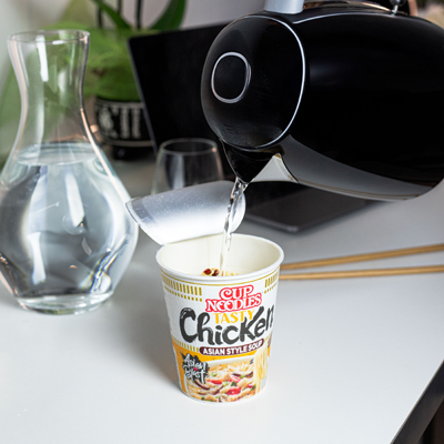 Die Ramen-Suppen lässt du einfach 3 Minuten in kochendem Wasser ziehen, ...