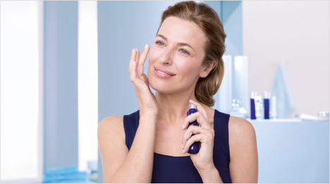 Dank fortschrittlicher Formeln mit Lumicinol und Magnolien-Extrakt regt die NIVEA Cellular Perfect Skin Gesichtspflege die hauteigene Zellerneuerung an.