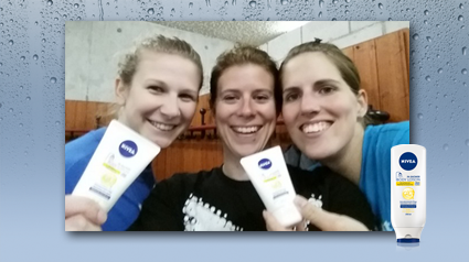 Nach dem Training verteilen wir Proben der NIVEA In-Shower Q10 Body Lotion an unsere Freundinnen.