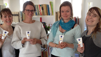 Minis der NIVEA In-Shower Q10 Body Lotion an Freundinnen und Bekannte weitergeben.