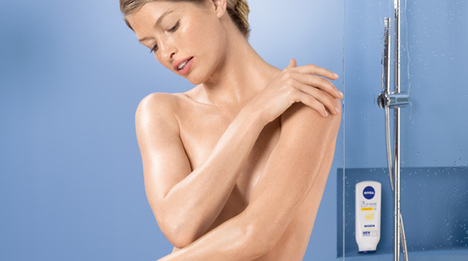 Die Formel des neuen NIVEA In-Shower Produkts verfügt über sichtbare Q10- und Massage-Perlen, durch die sich beim Auftragen ein angenehmer Massage-Effekt entfaltet.