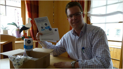  Wir packen aus und machen Fotos.