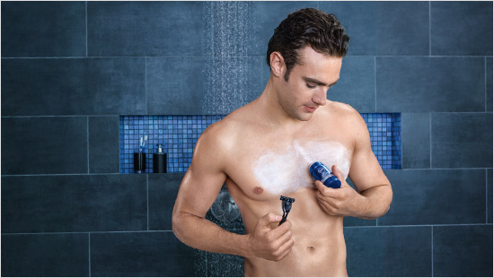 Dank der praktischen Stickform lässt sich die NIVEA Neuheit ganz einfach und exakt an den zu rasierenden Stellen des Körpers auftragen.