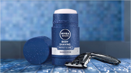 Der erste NIVEA MEN Body Rasier Stick bereitet die Haut unter der Dusche punktgenau für die Rasur vor und pflegt sie gleichzeitig.