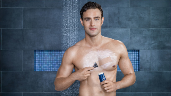 Durch den feinen Schaum des NIVEA MEN Body Rasier Sticks gleitet der Rasierer anschließend leichter und schonender über die Haut.