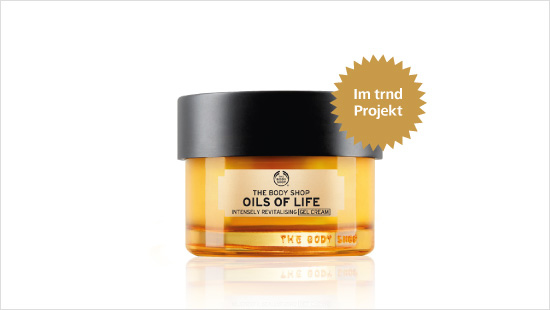 Die Gel Cream erfrischt die Haut und zieht rückstandslos ein. Dadurch fühlt sich das Gesicht geschmeidig und mit Feuchtigkeit versorgt an. 