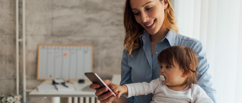 Mutter mit Kind und Smartphone