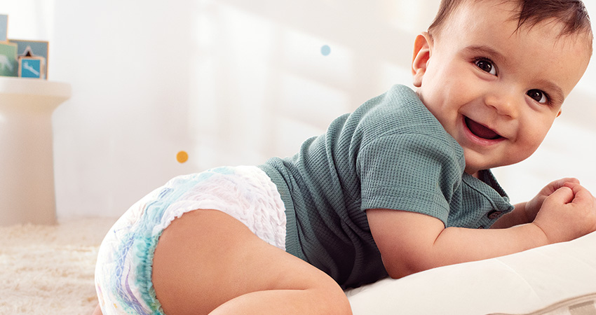Baby lächtelt in die Kamera