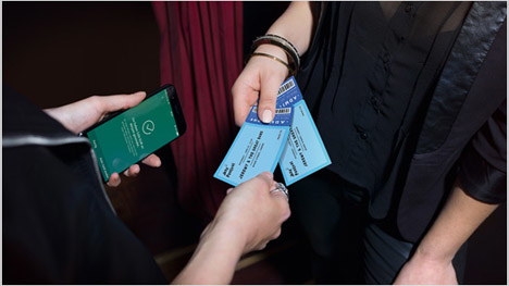 Es gibt viele Gelegenheiten, Freunden Geld per PayPal zu senden - z. B. nach dem gemeinsamen Kinobesuch. 