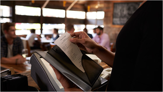 Doch auch das Teilen gemeinsamer Ausgaben macht PayPal besonders bequem: Einer zahlt, die anderen schicken ihren Anteil per PayPal zurück.