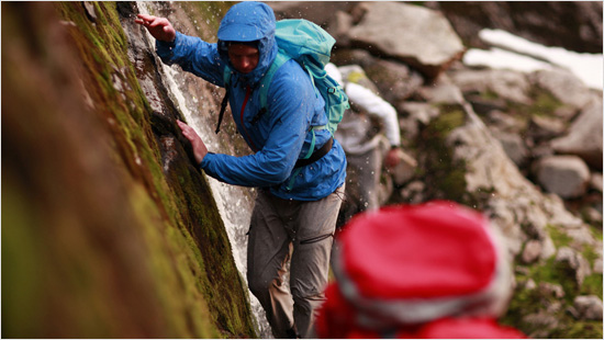 Auch bei Wandertouren schützt solche Kleidung vor Regen und Wind – und kann gleichzeitig „atmen“, wenn der Abenteurer ins Schwitzen kommt.