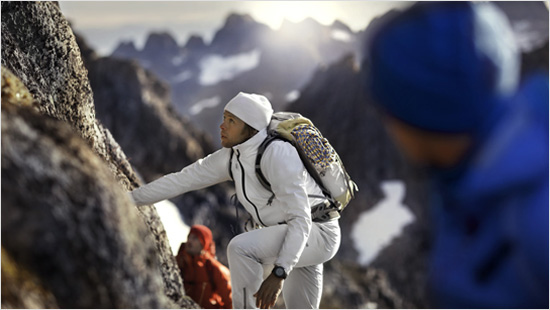 Outdoor-Kleidung wird immer beliebter – ob beim Sport, auf Ausflügen oder einfach im Alltag. Die verwendeten Materialien erfüllen dabei viele Funktionen.