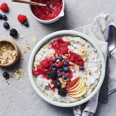 Vegane Frühstücksbowl mit roten Beeren