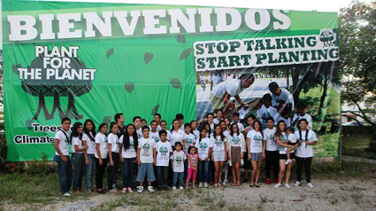 Sowohl Politiker als auch die Kinder vor Ort unterstützen die Baumpflanzaktion tatkräftig.