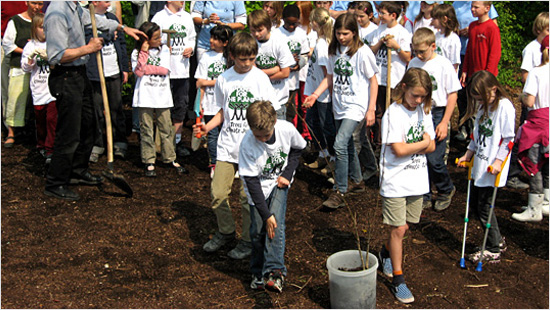 Die Kinder und Jugendlichen wollen auf der ganzen Welt Bäume pflanzen, um die Klimakrise zu bekämpfen. Jeder gepflanzte Baum sorgt für mehr saubere Luft.