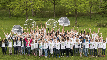 Kinder pflanzen Bäume für ihre Zukunft.