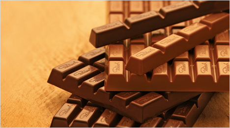 Die Schokolade ist pur, rein und wird zu 100 % aus dem besten Edelkakao hergestellt.