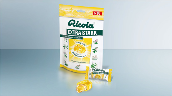 Ricola EXTRA STARK Honig-Zitrone hat eine süße und zitronige Note sowie eine Honig-Menthol-Füllung, die Stimme und Hals verwöhnt.