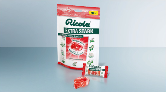 Bei Ricola EXTRA STARK Schweizer Kirsche besteht die flüssige Füllung aus einem Kräuter-Menthol-Sirup, der vor allem bei Husten und Heiserkeit gut tut.