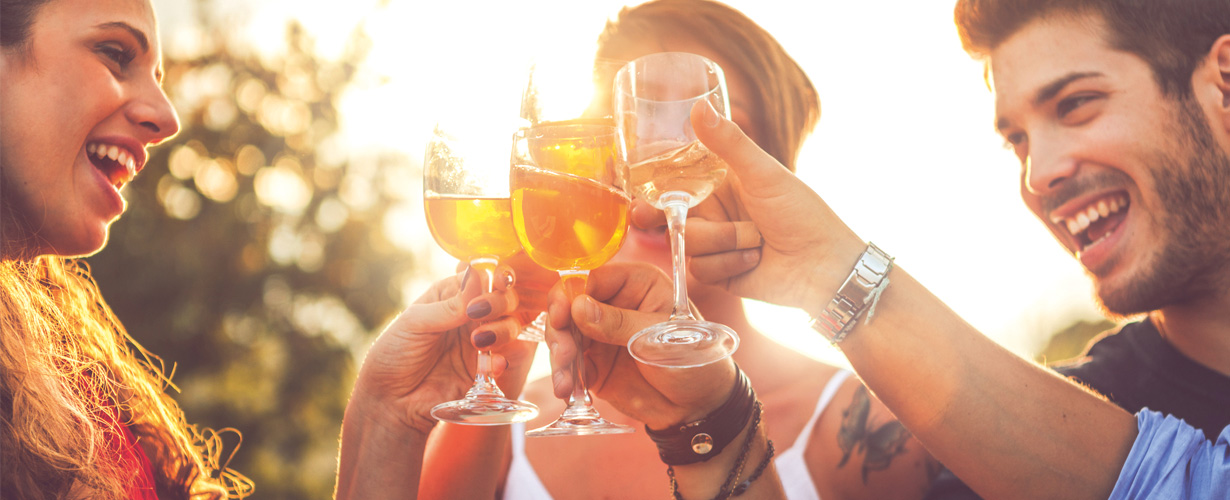 1.500 trnd-Partner stoßen mit Freunden und Bekannten auf den Sommer an und machen den alkoholfreien Fruchtsecco in ihrem Umfeld und online bekannt.