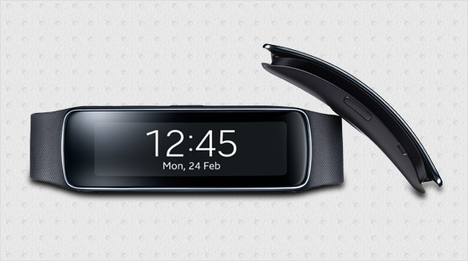 … die neue Samsung Gear Fit: Sie besitzt ein gewölbtes Super AMOLED Display, welches angenehm am Handgelenk anliegt. Sie ist damit der ideale Begleiter …