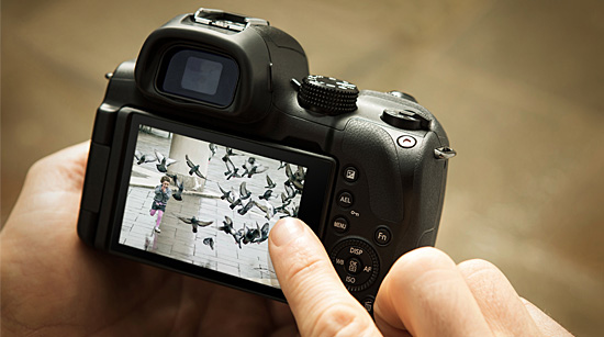 … bietet dabei mit Hybrid-Autofokus-System II eine schnelle, präzise Fokussierung. Ein neigbarer Sucher, …