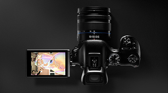 … kurze Verschlusszeit von 1/8000 und das schwenkbare 3,0“ Super AMOLED Touch Display geben völlig neue kreative Möglichkeiten. Die …