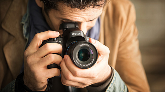 … mit den Highlights der Samsung NX30: Ihr 20,3 MP APS-C CMOS-Sensor sorgt für brillante Bilder auch bei schlechten Lichtverhältnissen und …