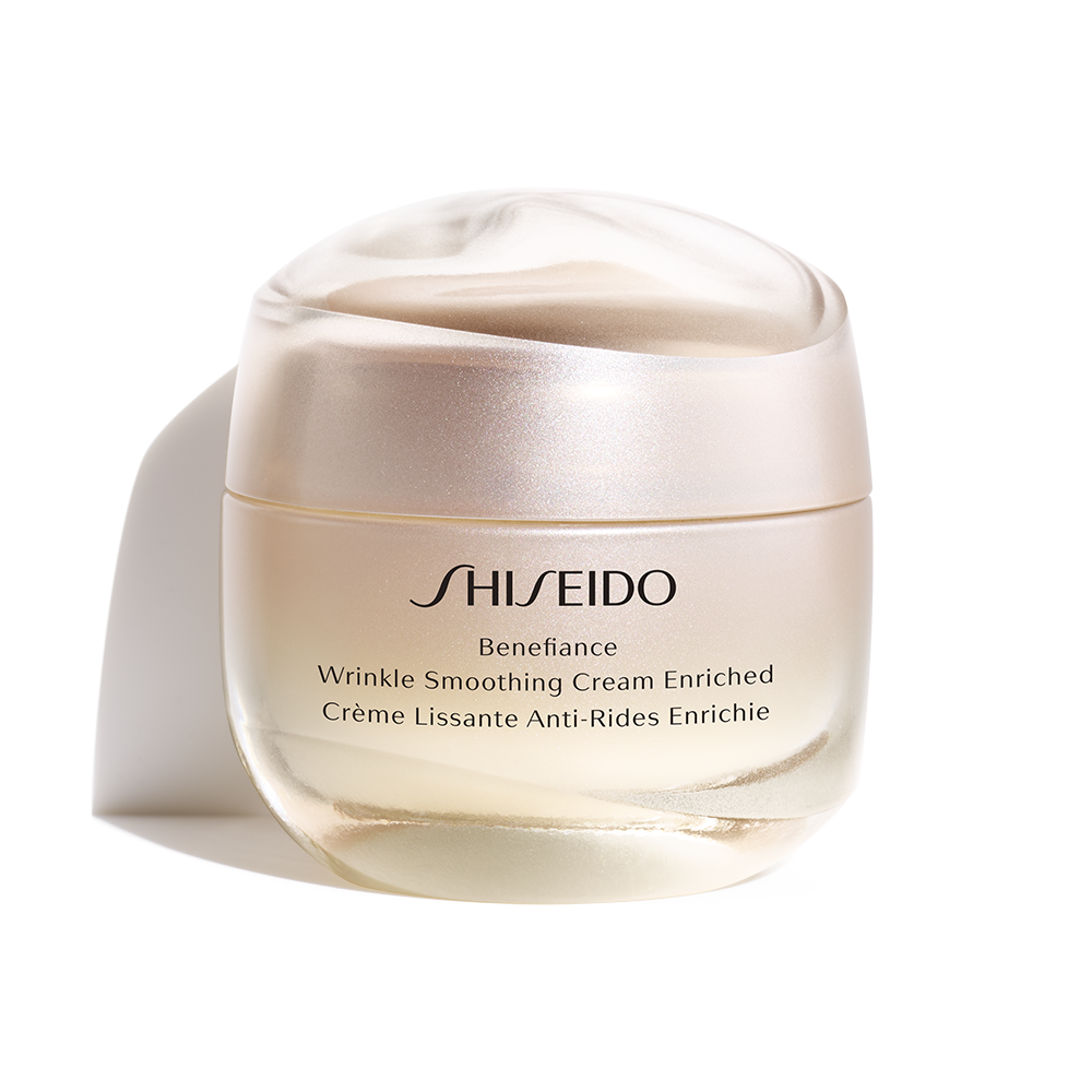 Die reichhaltige, besonders samtige Wrinkle Smoothing Cream Enriched für trockene Haut schenkt eine glattere und sichtbar jugendlichere Haut.
