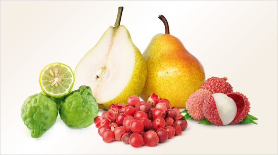 Der Duft eröffnet mit einer Kopfnote von klaren, spritzigen Früchten – allen voran mit goldgelber Birne, saftiger Litschi und lebhaften rosa Pfefferbeeren.