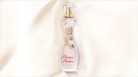 Mit seinen blumigen und warmen Noten strahlt Christina Aguilera WOMAN Weiblichkeit, Selbstbewusstsein und Luxus aus – genauso wie sein eleganter, reizvoller Flakon.