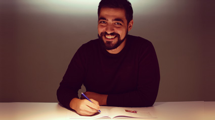 Die Friseuse von trnd-Partnerin doros beim Ausfüllen eines MaFo-Bogens.