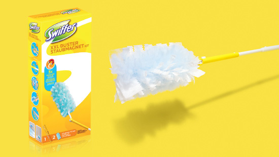 Der Swiffer XXL Staubmagnet verfügt über einen Teleskopstab, mit dem er sich flexibel bis zu 90 Zentimeter ausziehen lässt.