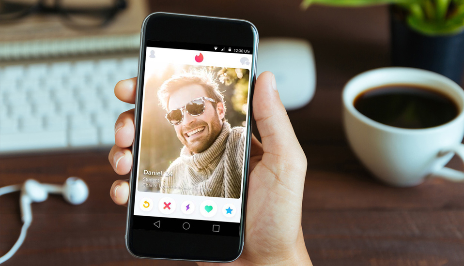 In der App oder auf tinder.com legt jeder Nutzer kostenlos ein Profil an und entscheidet, welche der anderen Personen er sympathisch findet.