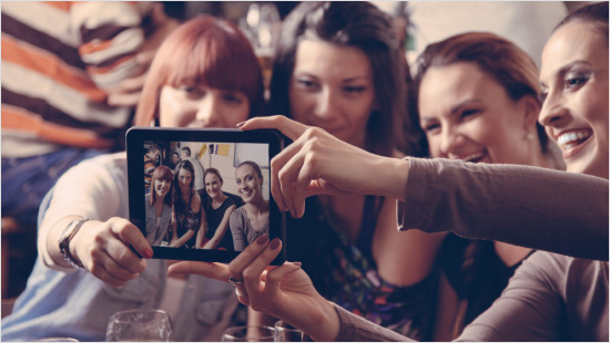 … überzeugen sich 3.000 trnd-Partnerinnen vom neuen TONERDE ABSOLUE Multi-Masking Mini-Set und teilen ihre Erfahrungen mit Frauen in ihrem Umfeld sowie online. 