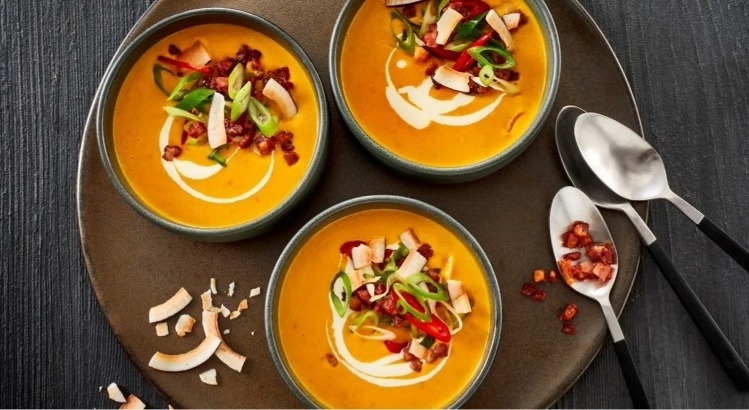 Kürbissuppe garniert mit knusprigem Tulip Bacon