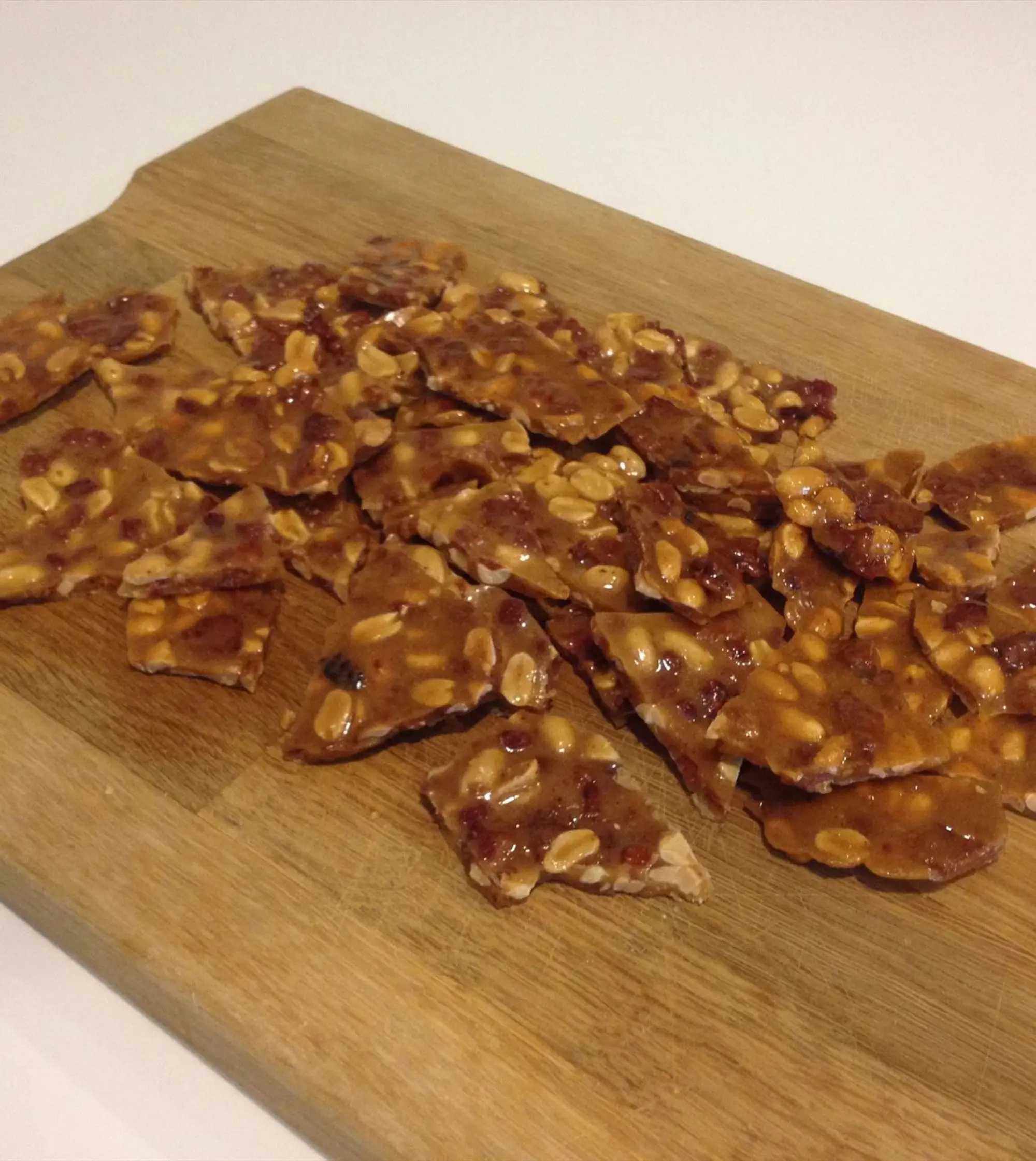 Karamellbruch mit Erdnüssen und Bacon
