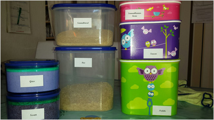 Vorratsboxen werden übersichtlich mit den Universal-Etiketten beschriftet.