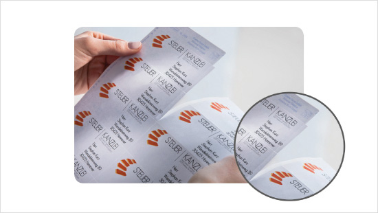 Das optimierte Etikettenobermaterial nimmt Druckertinte von Inkjet-Druckern ohne Verwischen auf und „verankert“ Toner von Laser-Druckern für ein klares Druckbild.