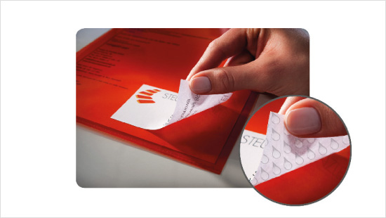 Damit kleben sie stark und zuverlässig auf Papier, Karton, Glas sowie Kunststoffen und sind unter anderem für Briefe, Pakete, Ordnungsmappen oder Folien optimal geeignet.