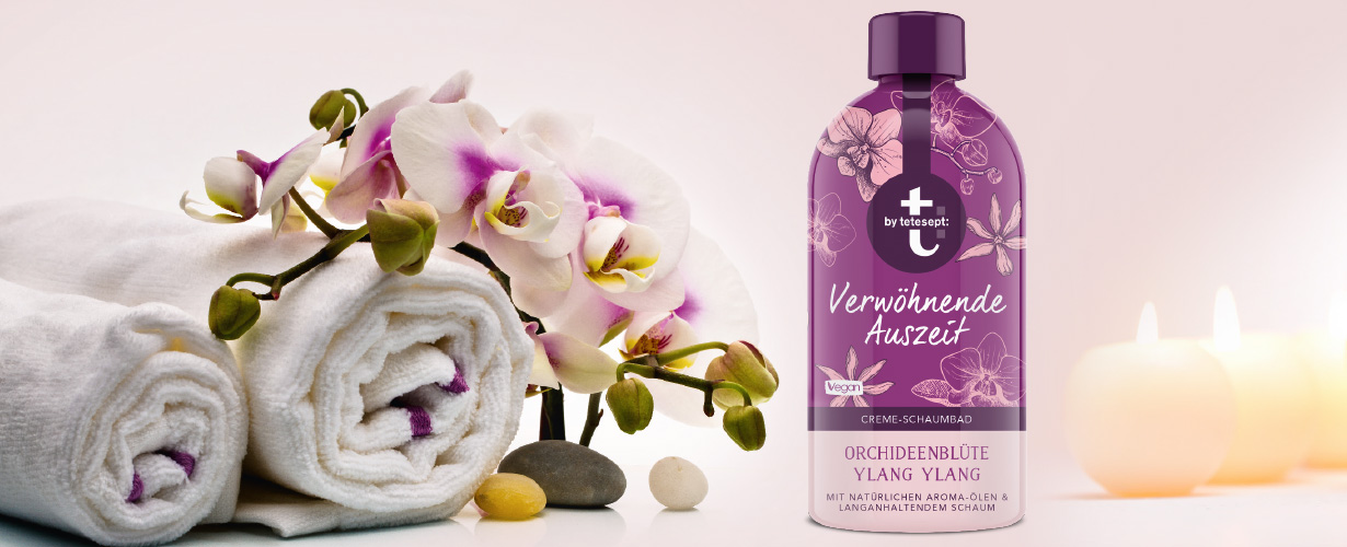 Das Creme-Schaumbad „Verwöhnende Auszeit“ von t: by tetesept enthält natürliche Aroma-Öle, die ihm den Duft nach Orchideenblüte & Ylang Ylang verleihen.