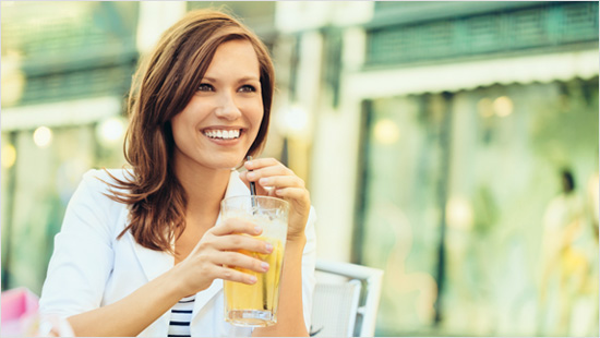 Neben erfrischendem Geschmack punkten die neuen Durstlöscher mit leichter Süße*: Im Vergleich zu herkömmlich gezuckerten Limonaden in Deutschland …