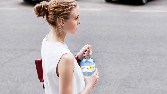 In der kompakten 1 l Leichtflasche eignet sich Vöslauer Zitrone auch optimal für unterwegs.