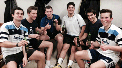 Mit Welde Naturstoff auf den Sieg angestoßen: trnd-Partner friese91 und seine Kollegen.